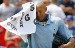 O árbitro CB Bucknor teve seis chamadas de ABS anuladas no jogo Crimson Sox-Reds