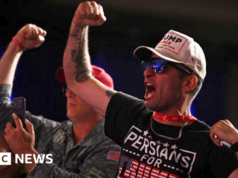 A guerra no Irã divide conservadores mais velhos e mais jovens – à medida que aumenta a pressão para que Trump encontre uma saída