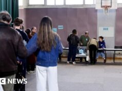 Os ganhos da extrema-esquerda e da extrema-direita colocam os principais partidos franceses num dilema