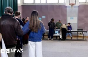 Os ganhos da extrema-esquerda e da extrema-direita colocam os principais partidos franceses num dilema