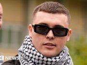 Governo do Reino Unido perde recurso sobre acusação anulada de terrorismo Kneecap