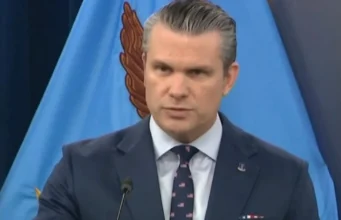 Hegseth diz que o Irã está mostrando "puro desespero" no Estreito de Ormuz enquanto petroleiros permanecem presos