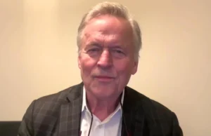 John Grisham revela detalhes do novo romance de espionagem e fala sobre como ele se compara aos livros anteriores