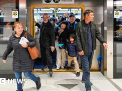 Dois estados australianos oferecem transporte público gratuito enquanto a guerra aumenta os preços dos combustíveis