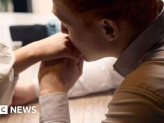 Beijar a mão de uma mulher pode ser agressão sexual, conclui tribunal espanhol