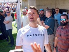 Projetos de lei para homenagear Charlie Kirk e liberdade de expressão em vários estados encontraram obstáculos