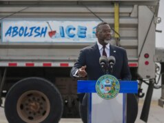 O prefeito de Chicago, Johnson, revela o limpa-neve ‘Abolir o ICE’ dias depois de um estudante supostamente assassinado por um imigrante ilegal