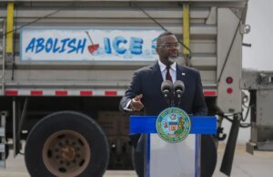 O prefeito de Chicago, Johnson, revela o limpa-neve ‘Abolir o ICE’ dias depois de um estudante supostamente assassinado por um imigrante ilegal