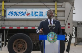 O prefeito de Chicago, Johnson, revela o limpa-neve ‘Abolir o ICE’ dias depois de um estudante supostamente assassinado por um imigrante ilegal