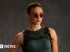 Lesão de Sophie Turner interrompe filmagens da série de TV Tomb Raider