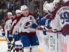 Nathan MacKinnon monitora distâncias com Cole Caufield