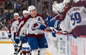 Nathan MacKinnon monitora distâncias com Cole Caufield