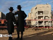 Mísseis iranianos ferem 160 em cidades próximas à instalação nuclear israelense