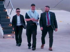 O americano Dennis Coyle chega ao Texas depois de mais de um ano no cativeiro do Taleban