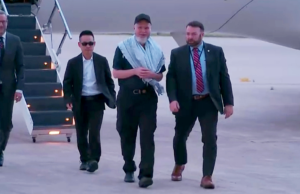 O americano Dennis Coyle chega ao Texas depois de mais de um ano no cativeiro do Taleban