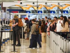 Os passageiros do voo são avisados que as coisas podem piorar em meio ao desligamento, atrasos e chamadas do DHS