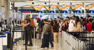 Os passageiros do voo são avisados que as coisas podem piorar em meio ao desligamento, atrasos e chamadas do DHS