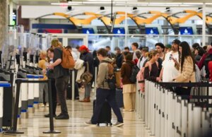 Os passageiros do voo são avisados que as coisas podem piorar em meio ao desligamento, atrasos e chamadas do DHS
