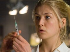 Rosamund Pike acha que o filme ‘Doom’ é tão ruim que quase matou sua carreira
