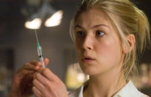 Rosamund Pike acha que o filme ‘Doom’ é tão ruim que quase matou sua carreira