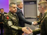 Líderes do Pentágono concedem 2 corações roxos aos cadetes do Previous Dominion que derrubaram apoiador do ISIS