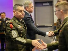 Líderes do Pentágono concedem 2 corações roxos aos cadetes do Previous Dominion que derrubaram apoiador do ISIS