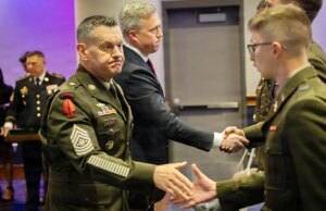 Líderes do Pentágono concedem 2 corações roxos aos cadetes do Previous Dominion que derrubaram apoiador do ISIS