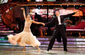 Karen Hauer sai do Strictly Come Dancing após 14 anos