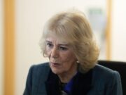 Rainha elogia livro por ensinar as crianças sobre os sacrifícios da geração da guerra