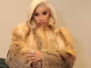 Cardi B pede desculpas após jogar água em fã em Houston