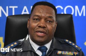 Chefe da polícia da África do Sul comparecerá em tribunal por polémico contrato de saúde