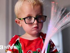 Mãe está ‘muito orgulhosa’ da estreia do filho surdocego em Eastenders