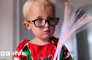 Mãe está ‘muito orgulhosa’ da estreia do filho surdocego em Eastenders