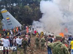Busca por quatro soldados desaparecidos após queda de avião na Colômbia mata 66