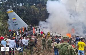 Busca por quatro soldados desaparecidos após queda de avião na Colômbia mata 66