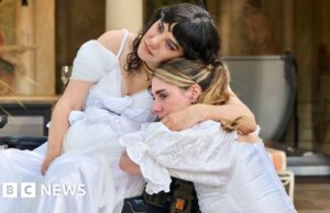 Comédia da BBC destaca um dilema romântico que algumas pessoas com deficiência enfrentam