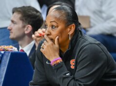 O técnico do Syracuse chama a colocação na chave da NCAA de ‘ataque pessoal’ após a terceira derrota consecutiva no torneio para UConn