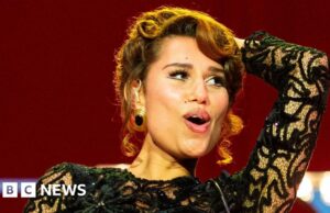Raye lança seu novo álbum, This Music Might Include Hope