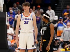 O jogador de basquete universitário mais alto de todos os tempos supera um oponente de 1,80 m no momento viral do March Insanity