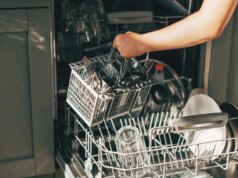 Pare de enxaguar a louça antes de colocá-la na máquina de lavar louça. Mais 11 outras dicas