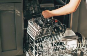 Pare de enxaguar a louça antes de colocá-la na máquina de lavar louça. Mais 11 outras dicas
