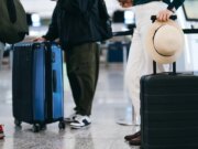 Companhias aéreas emitem isenções de viagens à medida que o caos nos aeroportos aumenta em meio ao fechamento