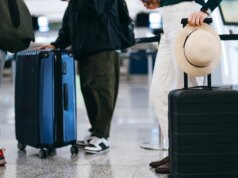 Companhias aéreas emitem isenções de viagens à medida que o caos nos aeroportos aumenta em meio ao fechamento