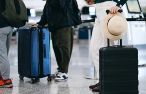 Companhias aéreas emitem isenções de viagens à medida que o caos nos aeroportos aumenta em meio ao fechamento