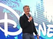 Disney nomeia chefe de parques Josh D’Amaro para suceder CEO Bob Iger