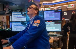 Dow Jones salta mais de 1.000 pontos após Trump adiar ultimato ao Irã