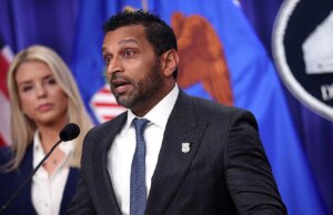 Ex-agentes do FBI que trabalharam na investigação eleitoral de Trump em 2020 processam por demissões