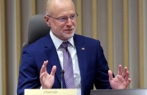 O presidente da FCC, Brendan Carr, diz que as licenças de transmissão não são um "direito de propriedade"