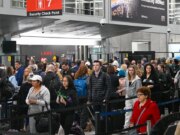 Ausências da TSA nos aeroportos dobram durante a paralisação, 300 policiais pediram demissão