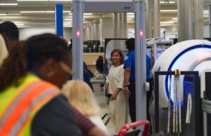 Autoridades lutam para cumprir a diretriz de Trump sobre agentes ICE em aeroportos